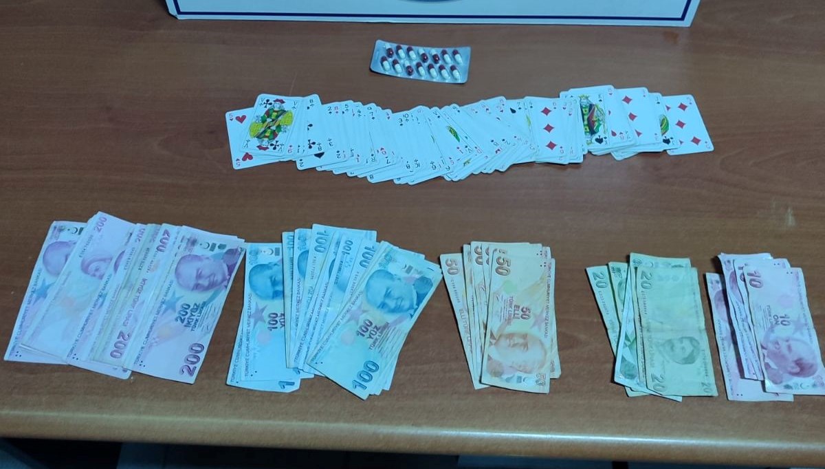 Kumar oynayan 4 kişiye 16 bin 220 TL ceza kesildi Kumar oynayan 4 kişiye 16 bin 220 TL ceza kesildi