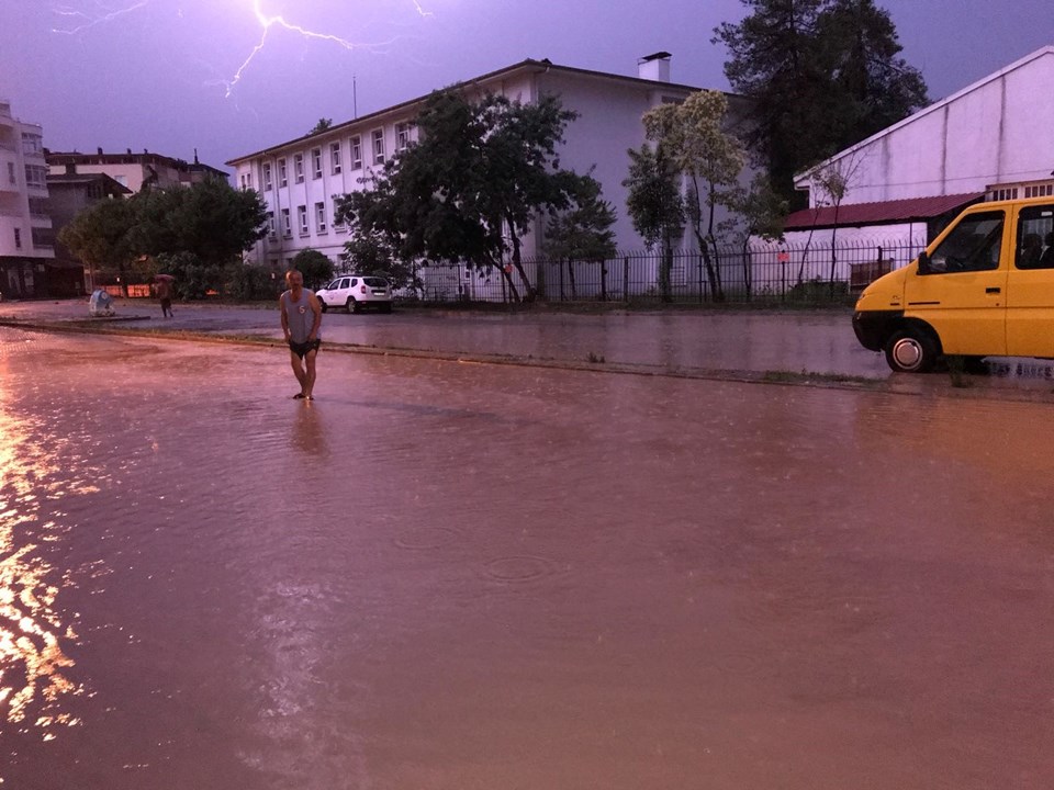 Ünye'de sağanak yağış vatandaşlara zor anlar yaşattı - 1