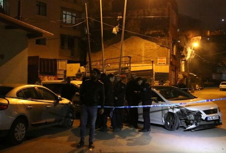 Beyoğlu'nda polisten kaçarken otomobil çarptı - 2