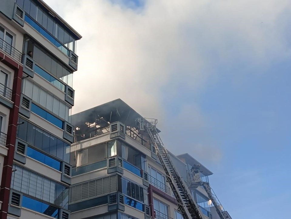 Ankara’da 7 katlı binanın çatısında yangın - 1