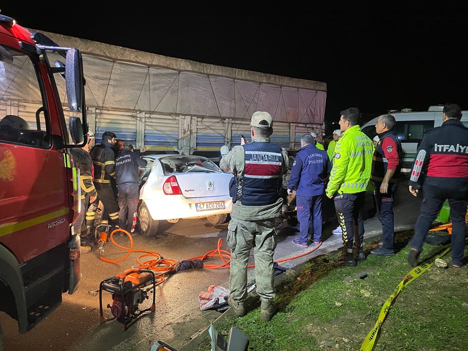 Şanlıurfa'da otomobil TIR ile çarpıştı: 3 ölü, 2 yaralı - 1