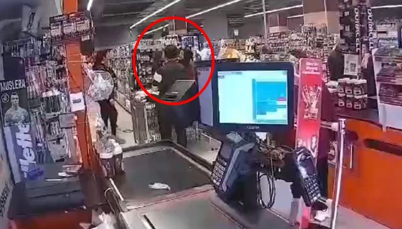 İşten çıkarılan kadın sinir krizi geçirip market raflarını devirdi