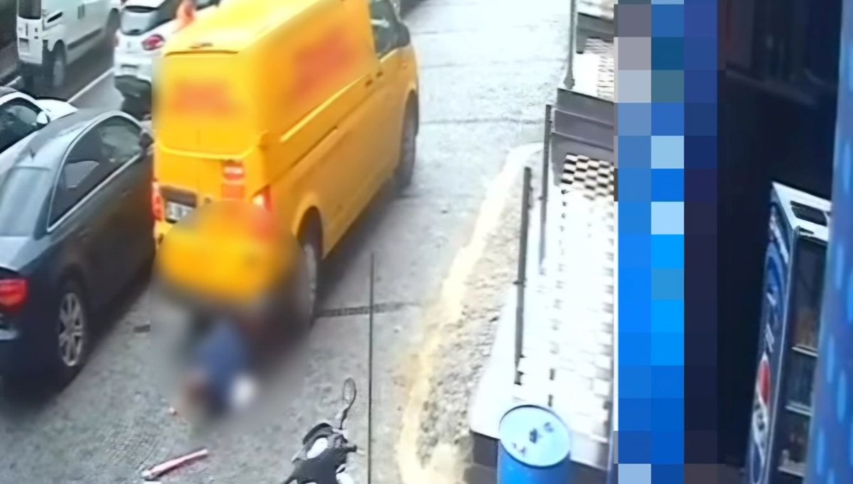 İstanbul'da geri manevra yapan minibüs yayaya çarptı İstanbul'da geri manevra yapan minibüs yayaya çarptı