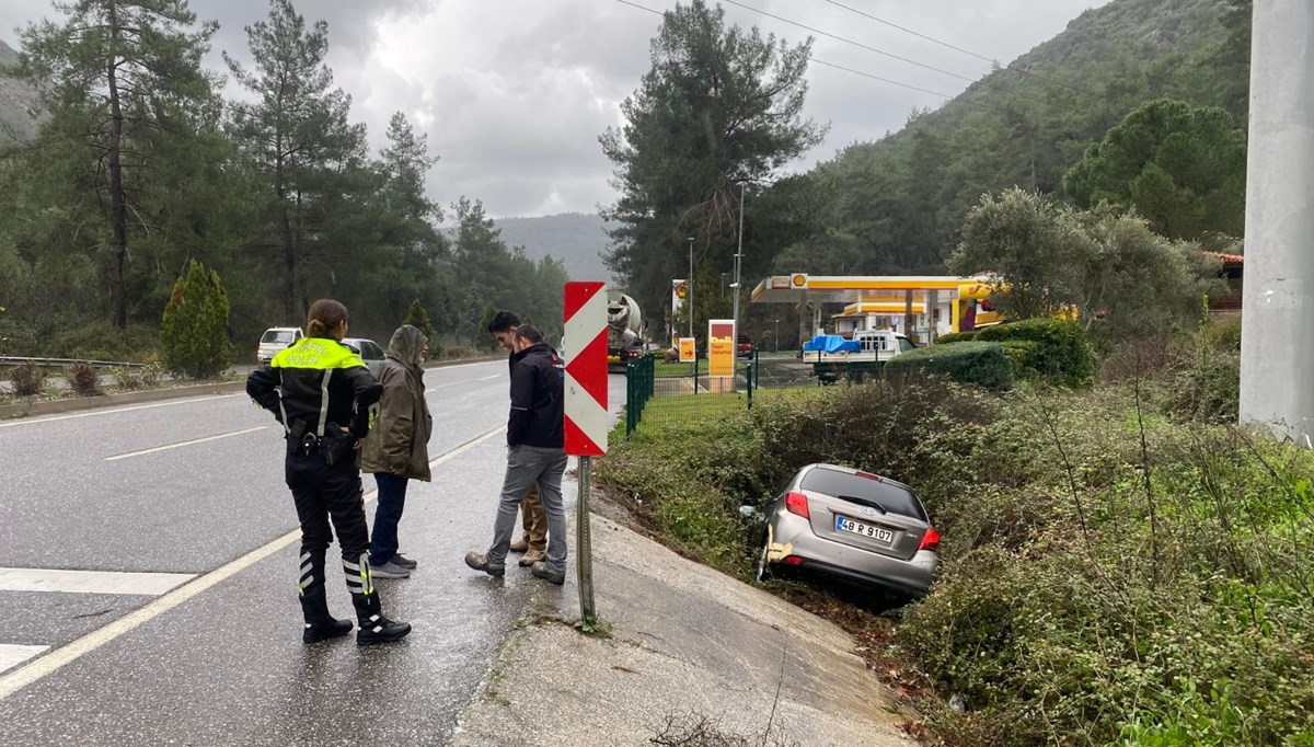 Otomobil kanala uçtu: 1 yaralı