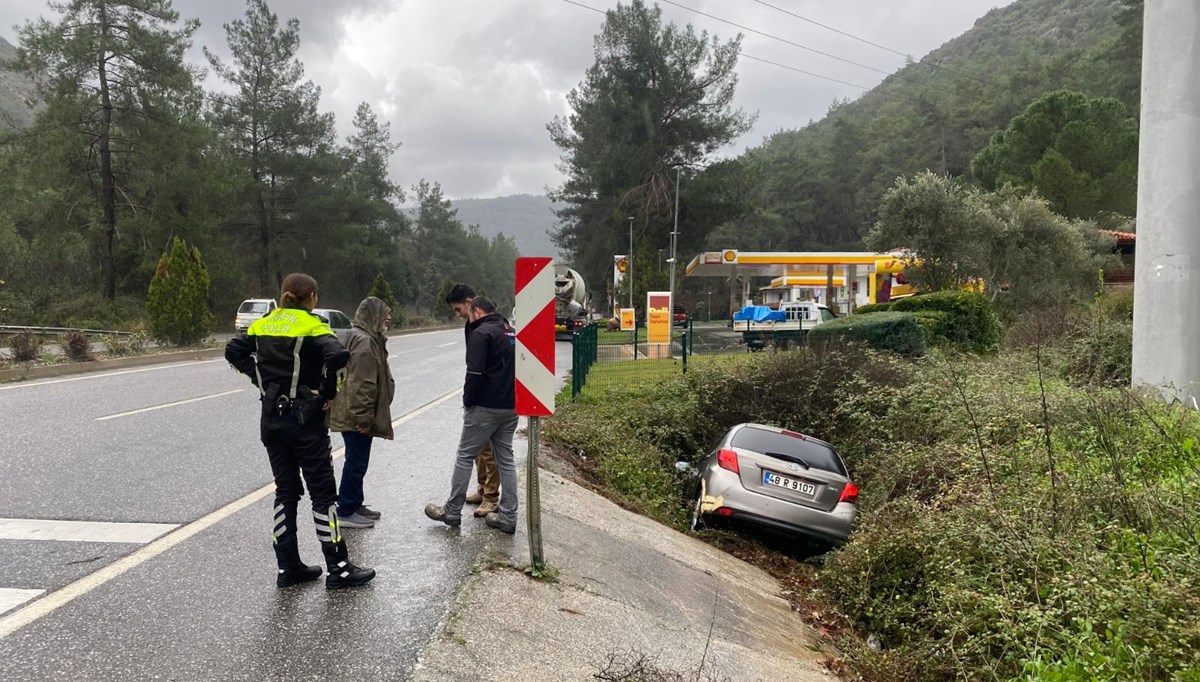 Otomobil kanala uçtu: 1 yaralı Otomobil kanala uçtu: 1 yaralı
