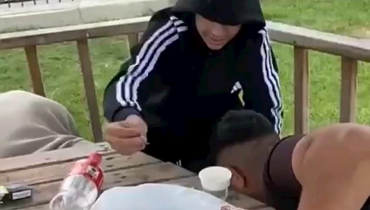 Bursa'da gençlere parka attıkları çöpler temizletildi Bursa'da gençlere parka attıkları çöpler temizletildi