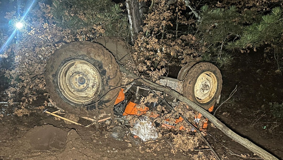 Uşak'ta traktör şarampole devrildi: 2 ölü, 2 yaralı Uşak'ta traktör şarampole devrildi: 2 ölü, 2 yaralı