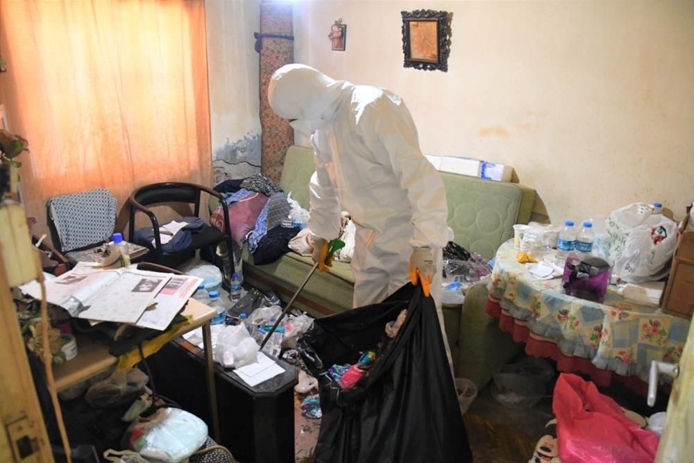 8 yıldır çöp biriktiren kadının evinden 2 kamyon çöp çıktı - 3