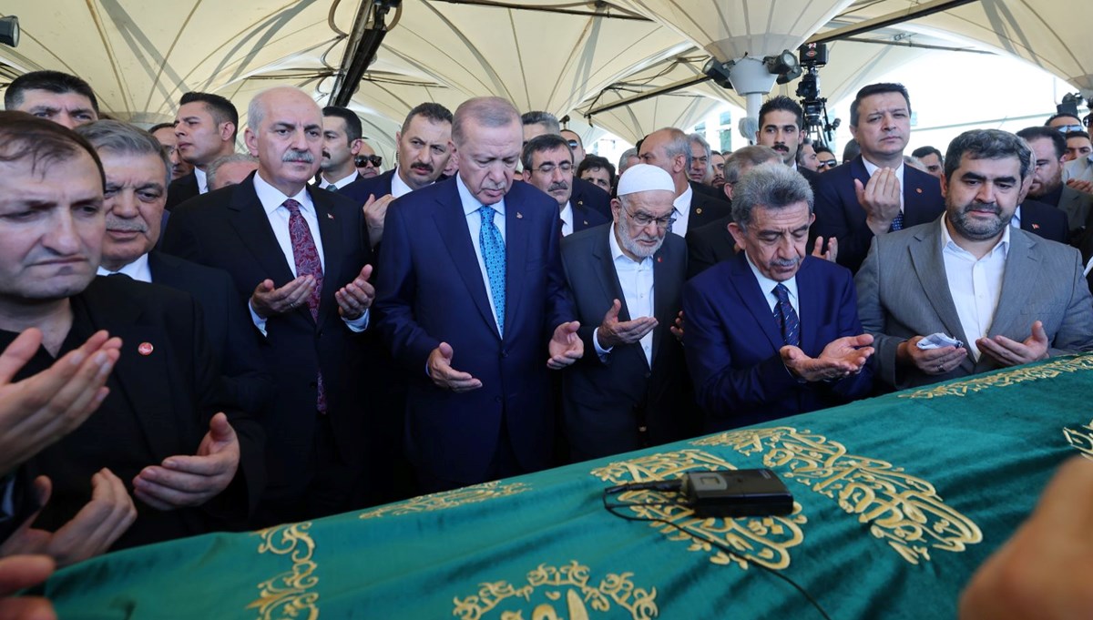 Saadet Partisi Kurucu Genel Başkanı Recai Kutan'a veda Saadet Partisi Kurucu Genel Başkanı Recai Kutan'a veda