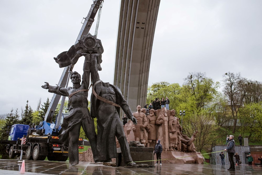 Kiev’de bulunan Rusya-Ukrayna Dostluk Anıtı yıkıldı - 19