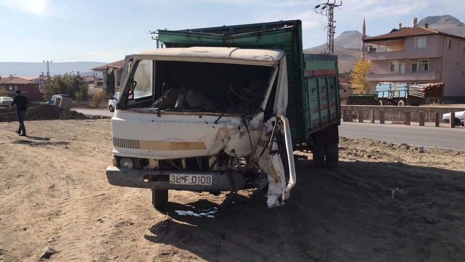 Kayseri'de yolcu otobüsü ile kamyonet çarpıştı: 1 ölü, 10 yaralı - 2
