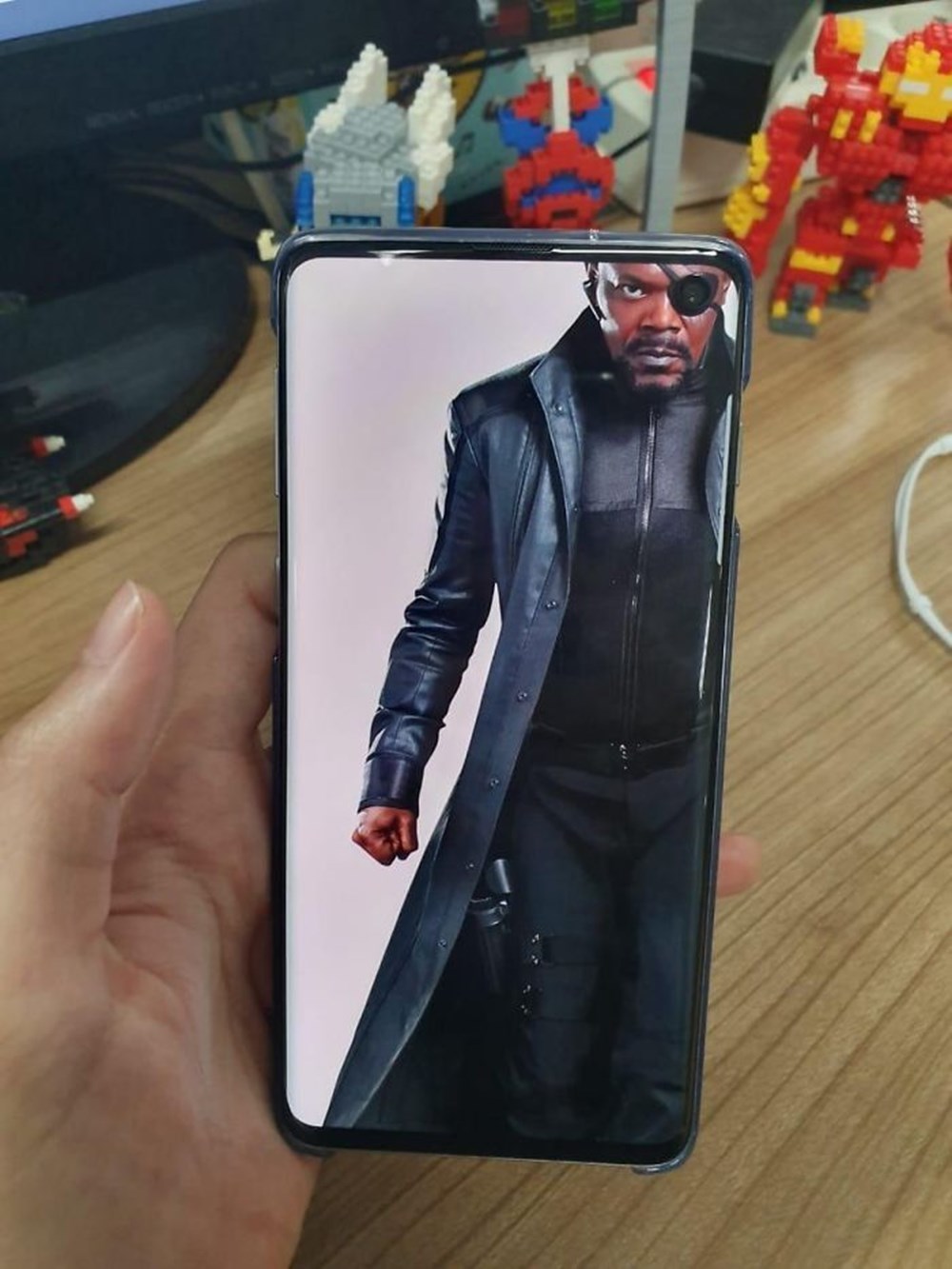 Маскировка под смартфон. Samsung Galaxy s10 Plus Ким Чен Ын. Фронтальная камера на самсунг гелекси s10. Экран с вырезом под камеру. Чехол для скрытия смартфона.