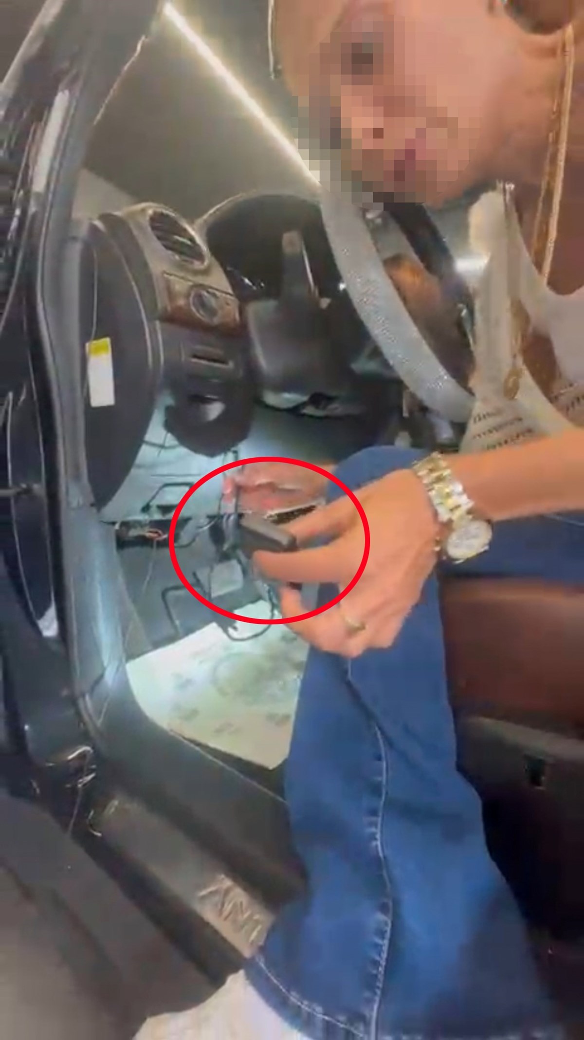 Aracını kaza nedeniyle servise götüren Funda K. ve kızı Ebru Y., sigorta bölümünde içerisinde SIM kart olan GPS cihazı bulunduğunu gördü.