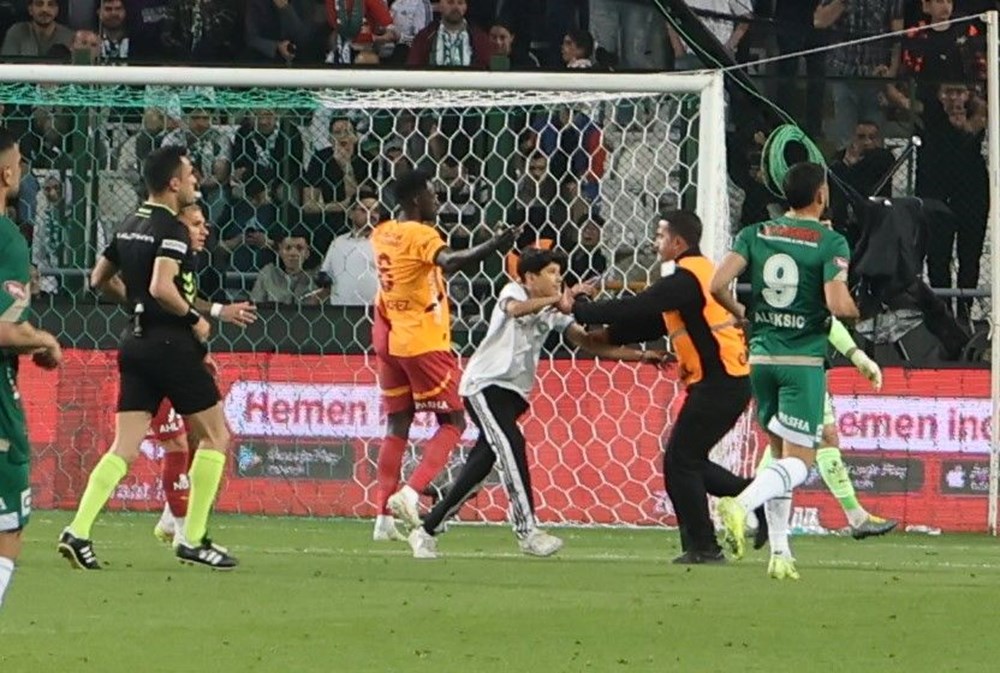 Konyaspor - Galatasaray maçında alana demir atıldı! 77 Rs5ROh3g5kKBi8z 1LOVew