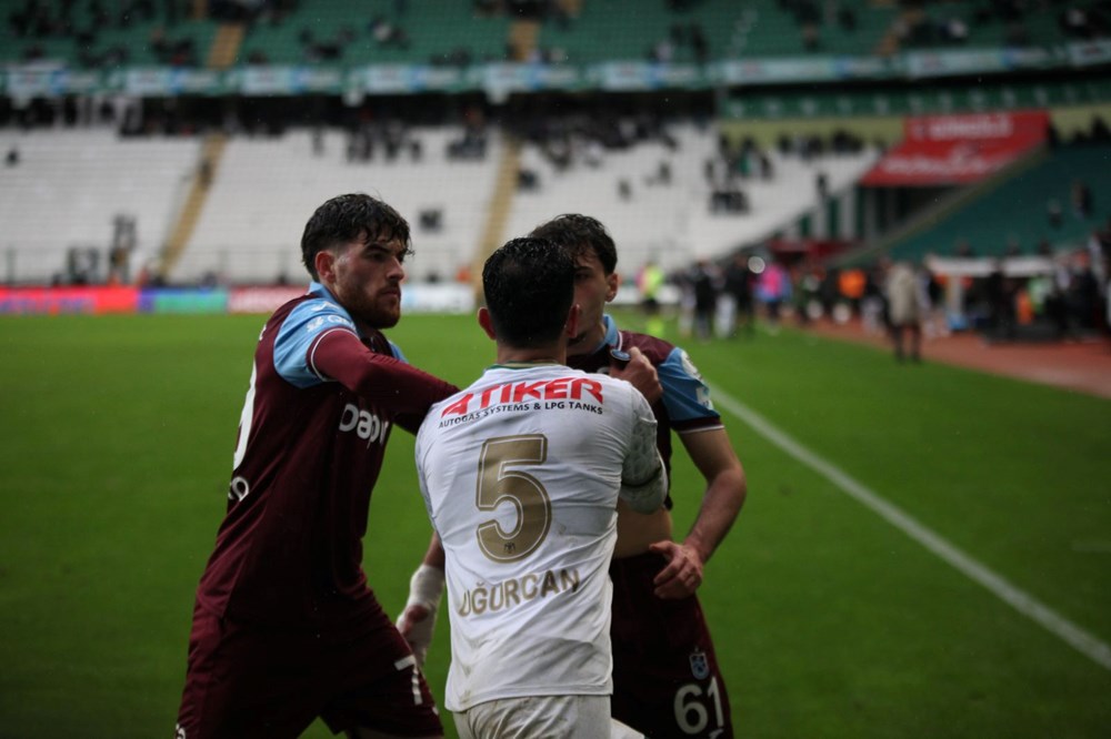 Konyaspor-Trabzonspor maçının uzatma dakikalarında futbolcular birbirine girdi - 1