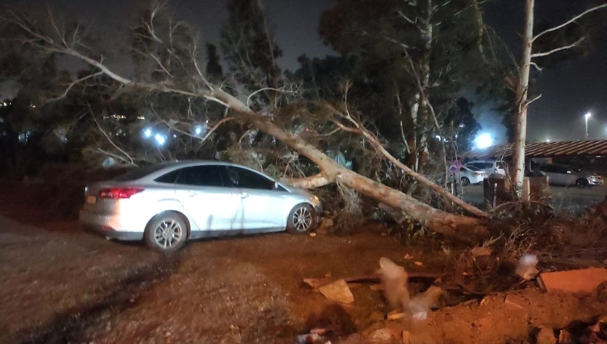 Hatay'da fırtına: Tekneler alabora oldu, ağaçlar devrildi