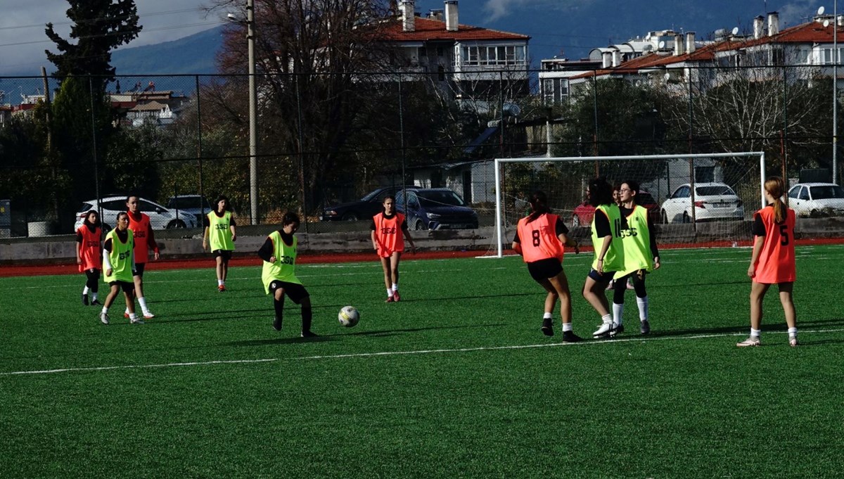 Anka kızları böyle doğdu: Öğretmen baba kızı için futbol kulübü kurdu