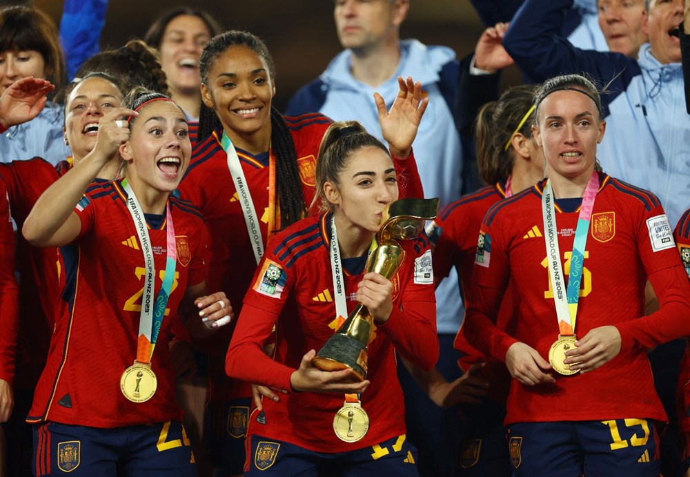 Kupa töreninde skandal hareket: Federasyon başkanı futbolcuyu dudağından öptü - 3