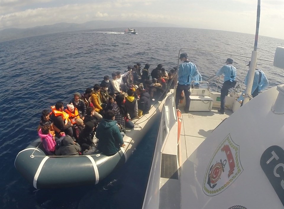 Çanakkale'de 80 kaçak göçmen kurtarıldı - 2