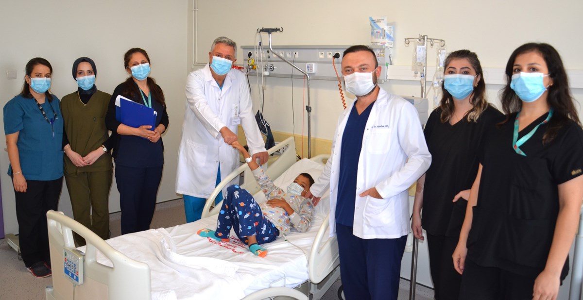 Başarılı ameliyat sonucunda, babadan alınan böbrek, oğluna nakledildi.