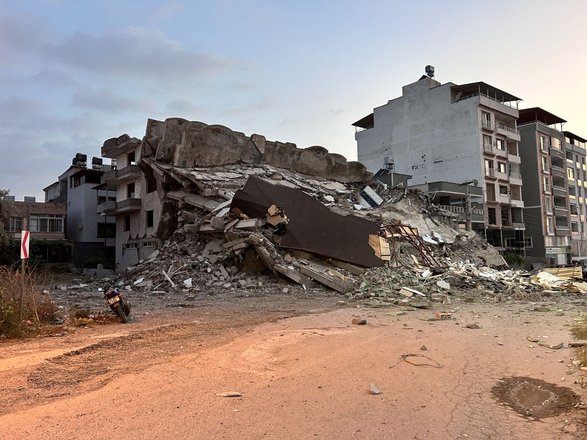 7 katlı bina korna sesiyle yerle bir oldu! Deprem oluyor sandılar