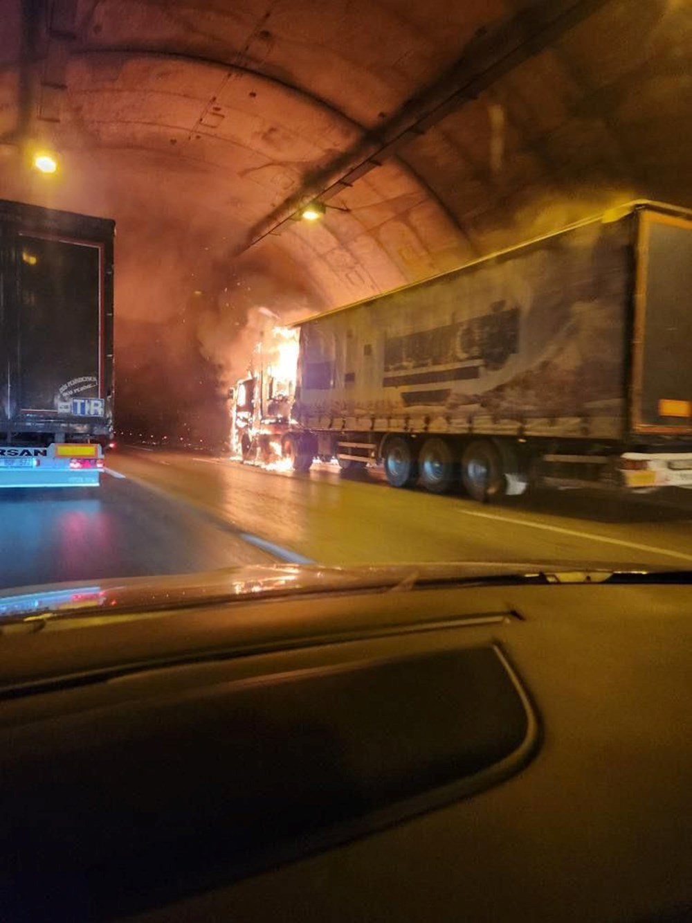 Bayraklı Tüneli'nde TIR'da yangın - 1