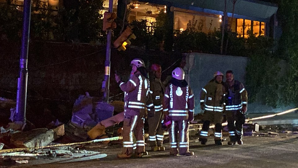 Beşiktaş’ta çöken istinat duvarının altında kalan bir kişi hayatını kaybetti - 3