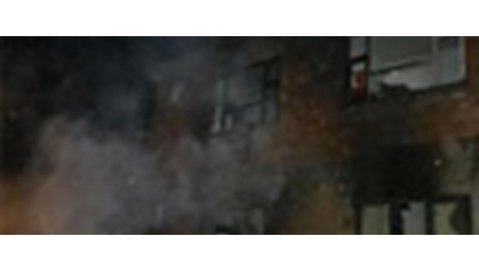 12 kişinin yaşadığı bina yandı