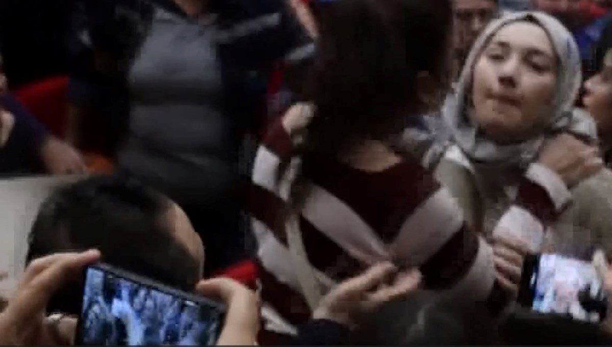 Muğla'da sendika üyesi işçilerin toplantısında arbede: Kadın gazeteci darbedildi Muğla'da sendika üyesi işçilerin toplantısında arbede: Kadın gazeteci darbedildi