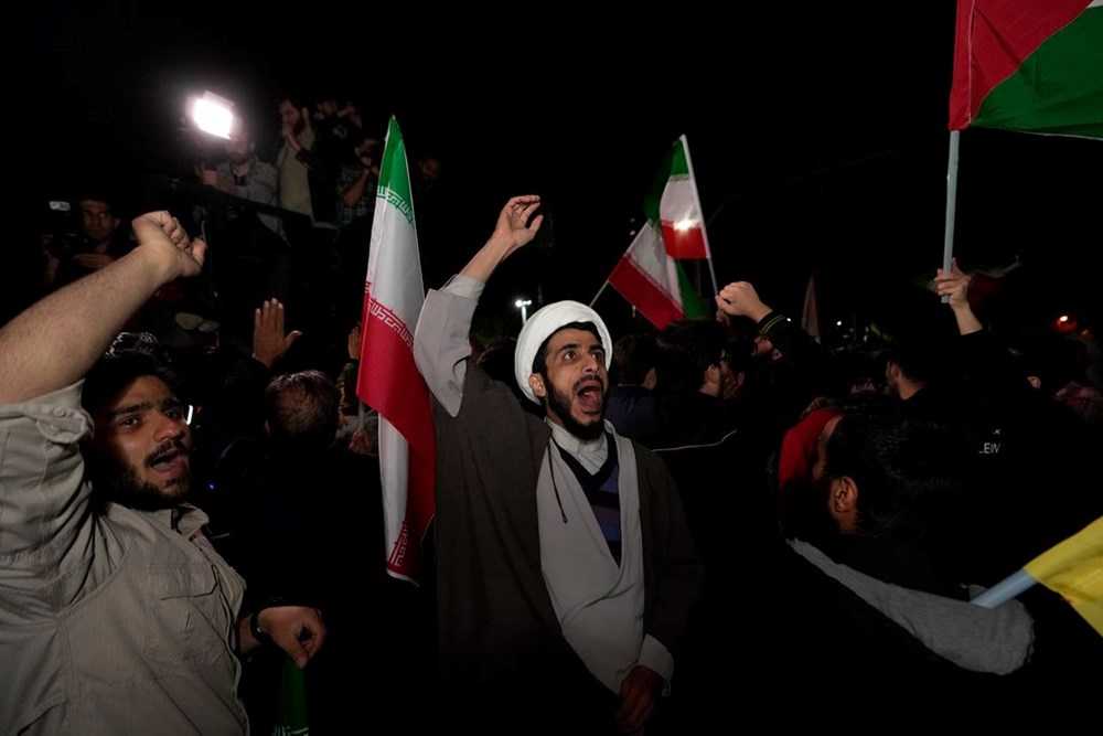 İran'ın İsrail'e saldırısı sonrası Tahran'da kutlama - 7