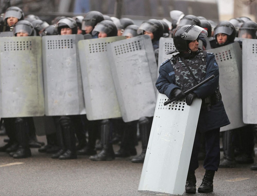 Kazakistan’ın Almatı şehrinde protestocular Valilik binasına girdi, başkentte OHAL ilan edildi - 11