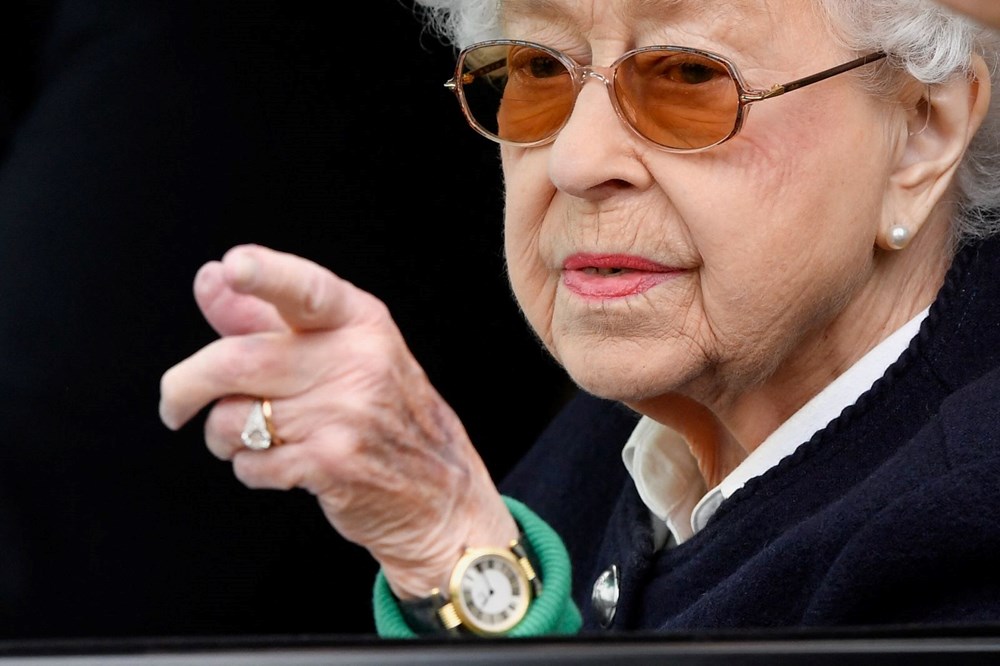 Sağlık sorunları nedeniyle açılışa katılamayan Kraliçe Elizabeth halkın karşısında - 1