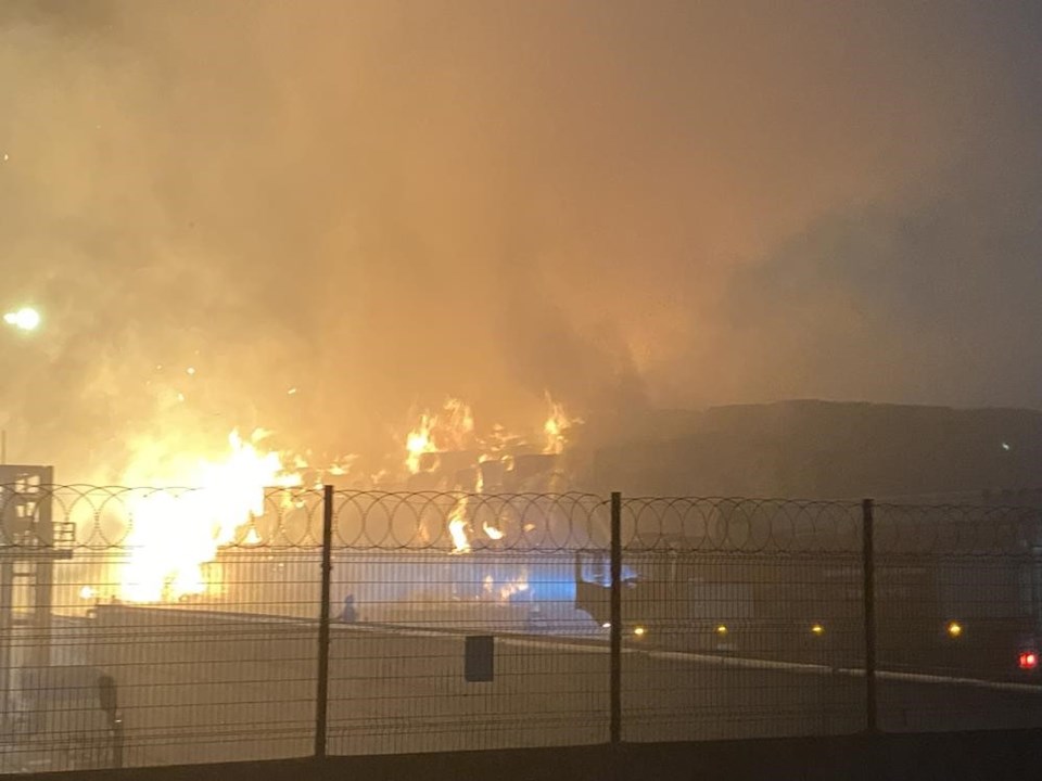 Tekirdağ'da karton fabrikasında yangın: Alevler geceyi aydınlattı - 1