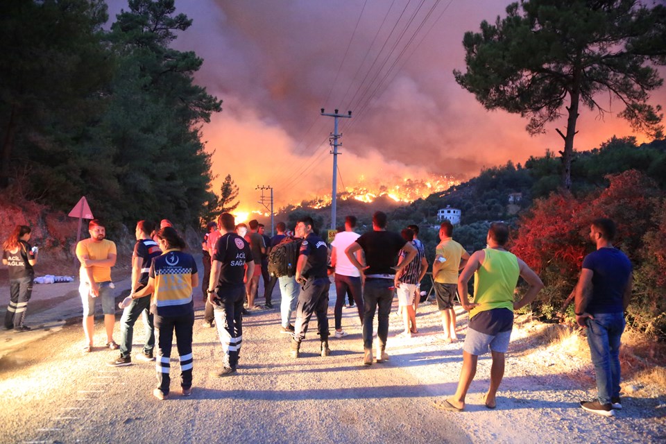 Gökbel Köyü alevlerin yaklaşması sonucu boşaltıldı.