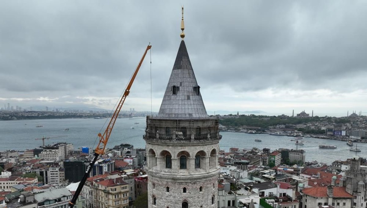 Galata Kulesi’ndeki restorasyonda sona doğru: Kulenin alemine paratoner takıldı Galata Kulesi’ndeki restorasyonda sona doğru: Kulenin alemine paratoner takıldı