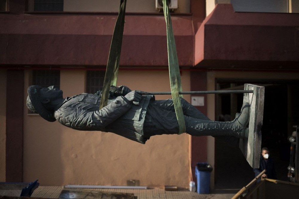 İspanya'da Francisco Franco'nun son heykeli de kaldırıldı - 4