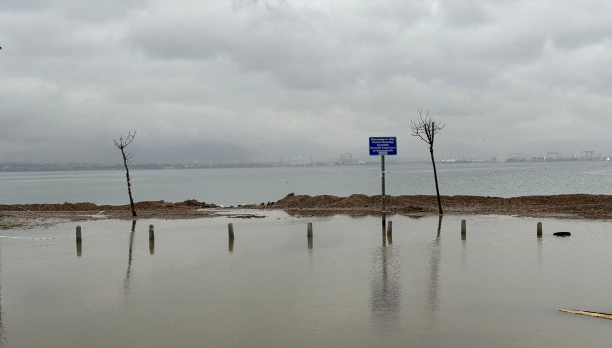 Kocaeli'de sahili deniz suyu bastı