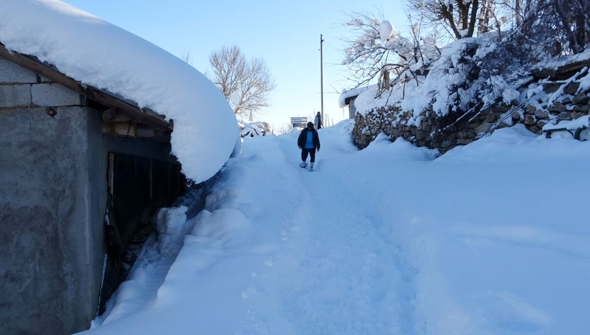 Dağ köyleri kara gömüldü