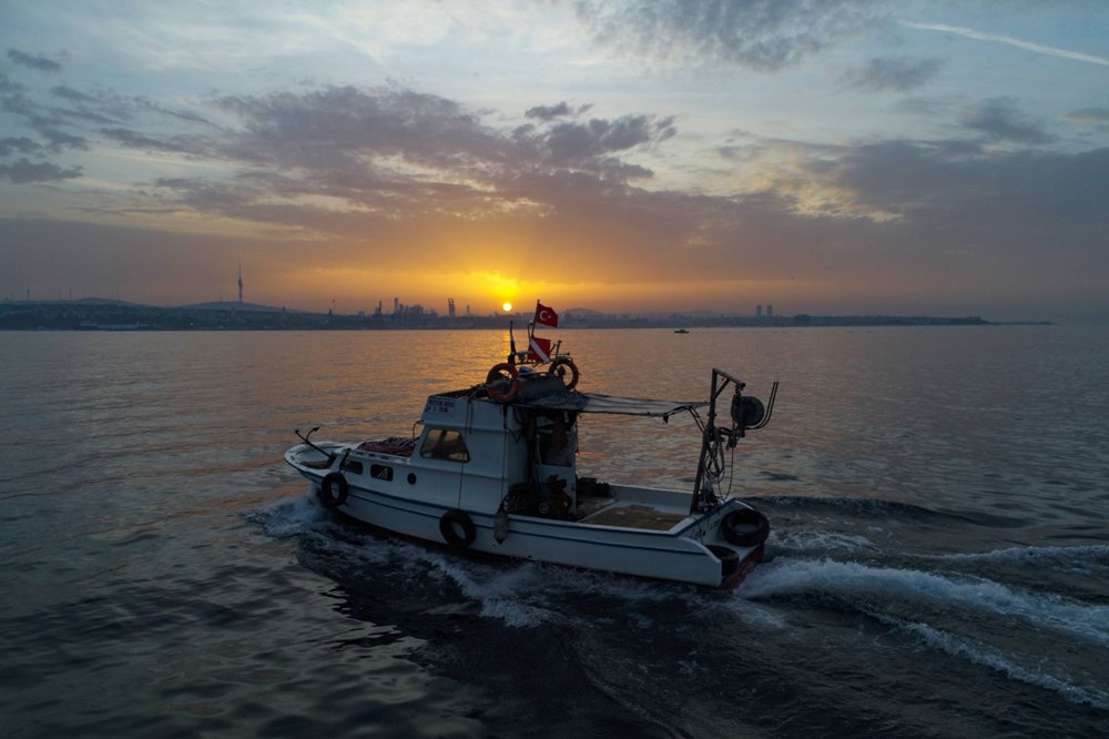 İstanbul Boğazı'nda balıkçıların zorlu mesaisi - 5