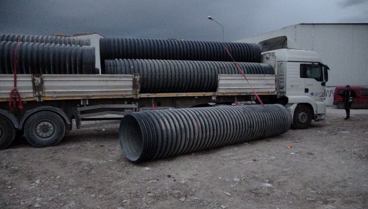 Üzerine 750 kilo plastik boru düştü