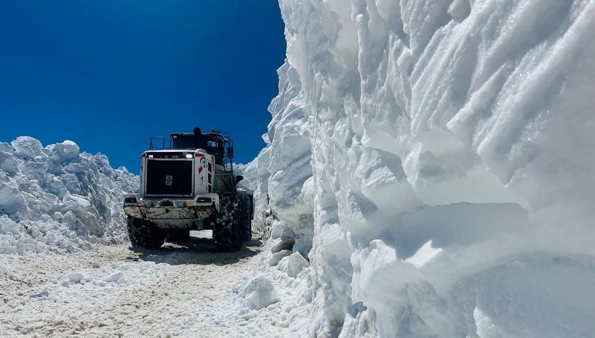 Kar tünelleri 3 metreyi aştı: Yolların açılması için çalışma sürüyor