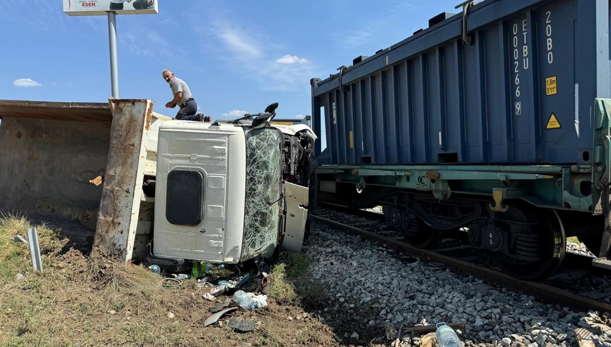 Tren kamyona çarptı; 1 ölü, 3 yaralı