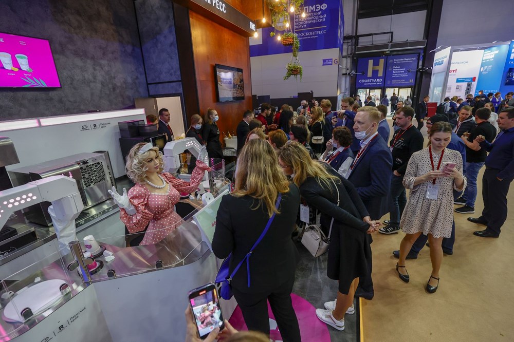 Robot baristadan müşterilere kahve servisi 7