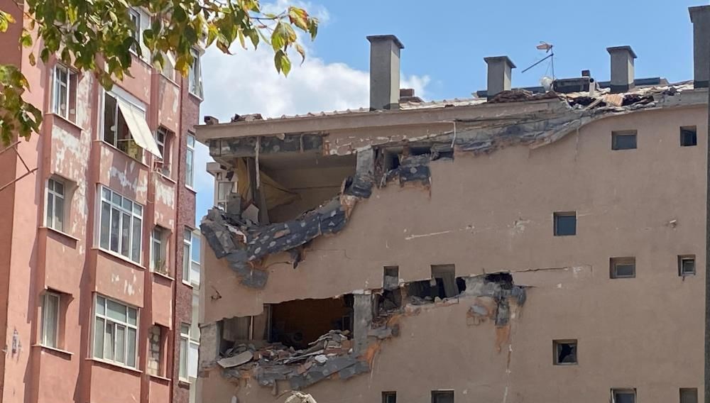 Küçükçekmece'de kentsel dönüşümdeki boş bina çöktü