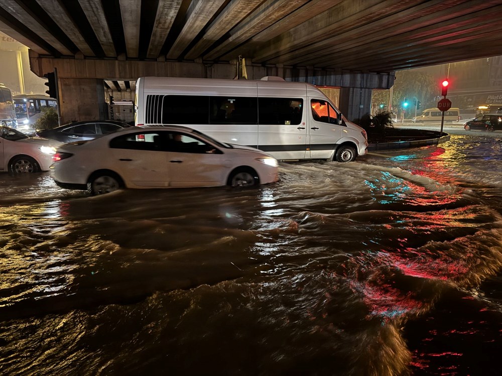 Antalya'da sel ve su baskını: 1 kişi yaşamını yitirdi, 6  ilçede eğitime ara verildi (4 şehir için turuncu kodlu uyarı) - 8
