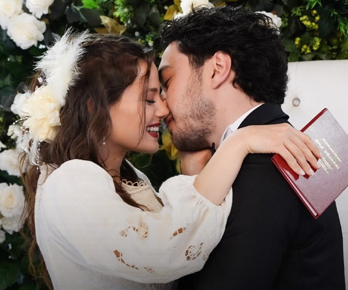 Leyla Tanlar ile Burak Dakak, Güzel Günler dizisinde evlenen bir çifti canlandırdı. Leyla Tanlar ile Burak Dakak, Güzel Günler dizisinde evlenen bir çifti canlandırdı.