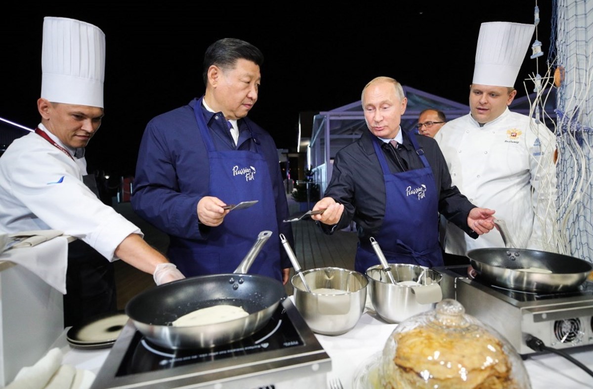 Vladimir Putin ve Şi Cinping beraber yemek hazırlarken Vladimir Putin ve Şi Cinping beraber yemek hazırlarken