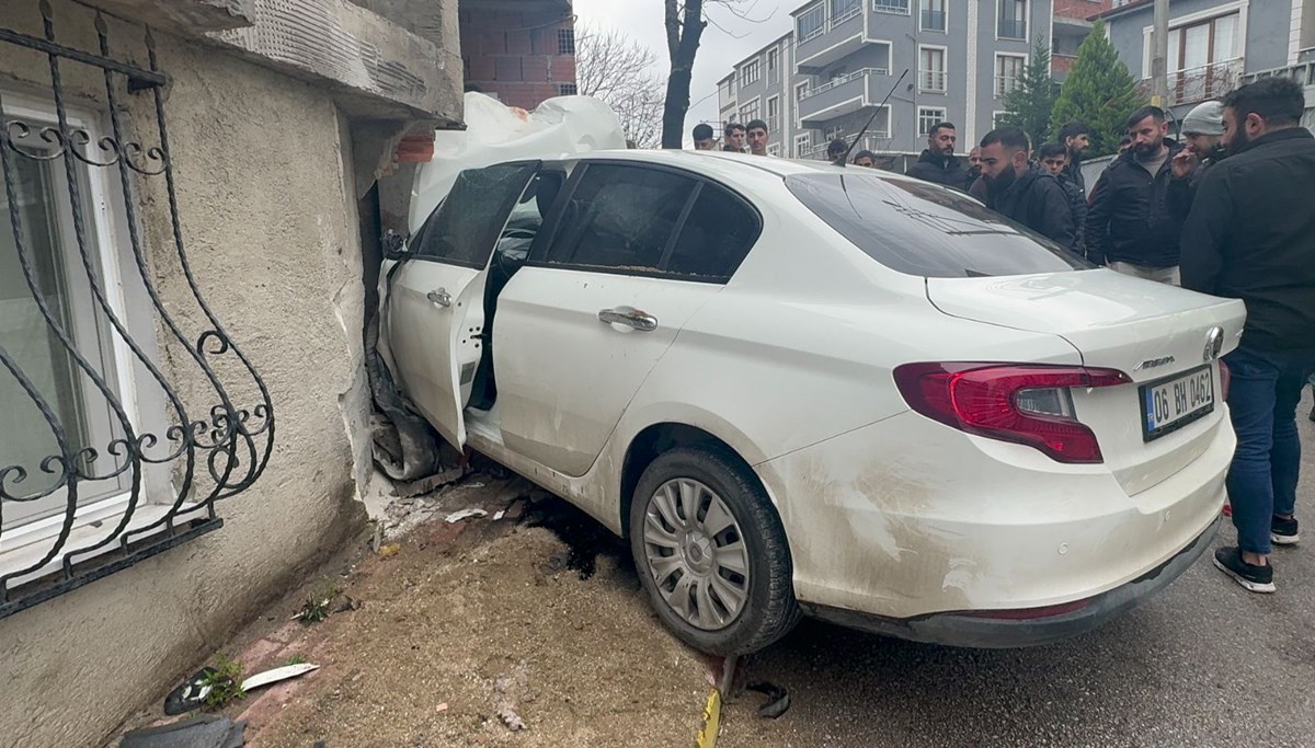 Freni boşalan otomobil binanın duvarına çarptı: 2'si ağır 4 yaralı Freni boşalan otomobil binanın duvarına çarptı: 2'si ağır 4 yaralı
