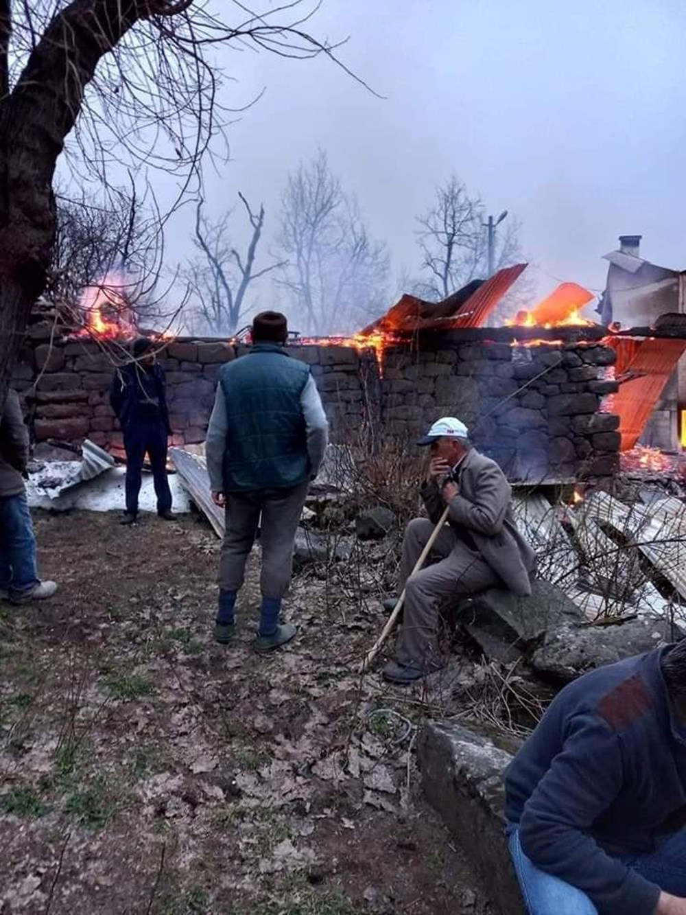 Artvin Şavşat'ta 6 ev yandı: 1 ölü, 1 kayıp - 5