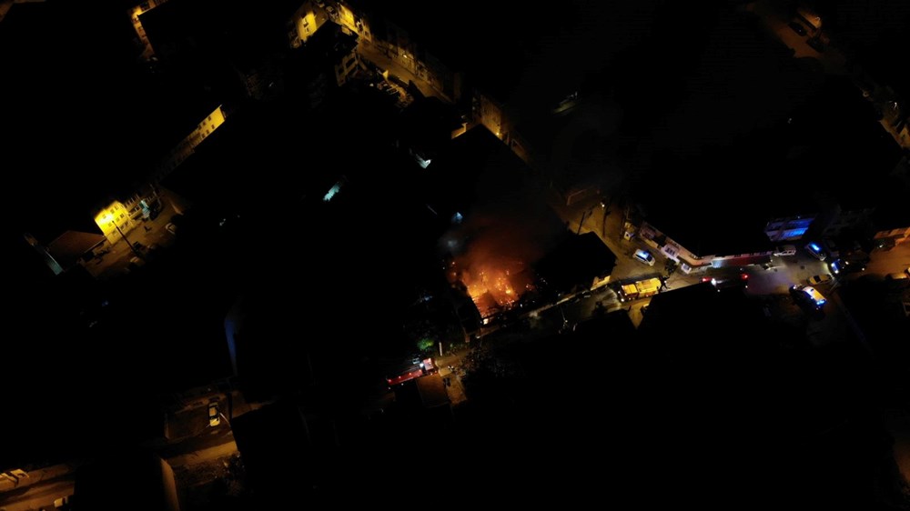 Edirne'de tarihi ahşap bina alev alev yandı - 2